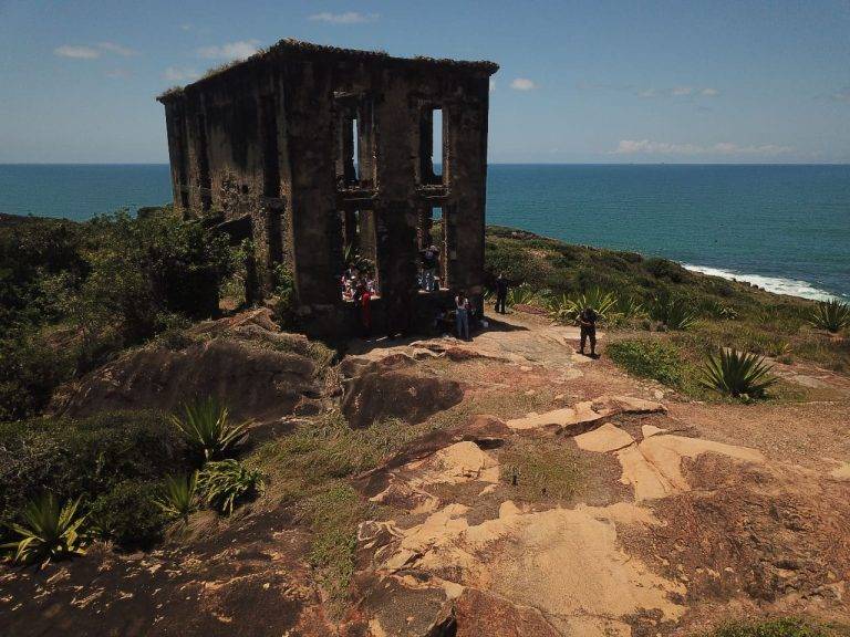 Estudantes visitam o sítio histórico Ruínas Quartel Velho e Forte Castelo do Mar
