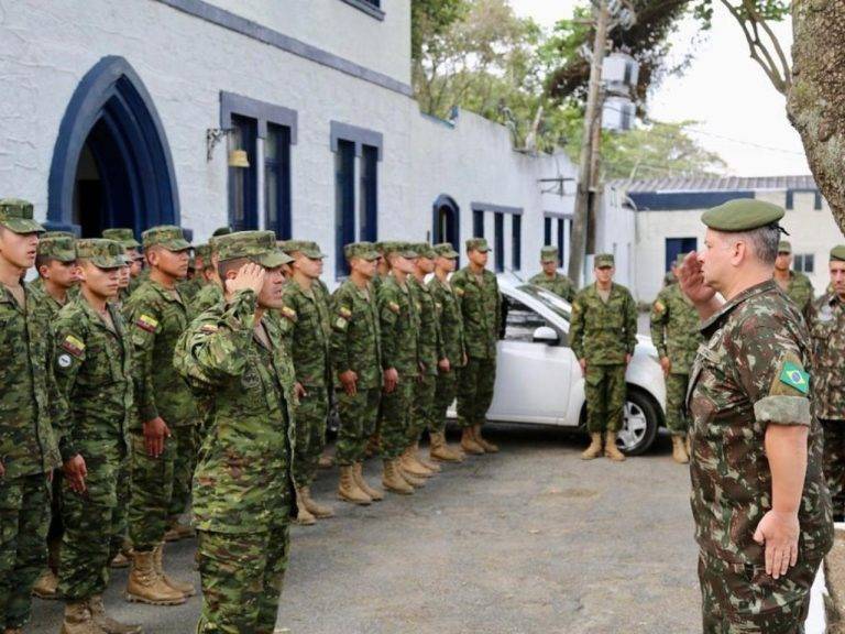 Quartel de Artilharia recebeu a visita de Escola Militar do Equador