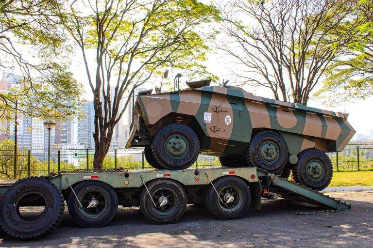 Arsenal de Guerra realiza entrega do Urutu GLO ao 13º Regimento de Cavalaria Mecanizada