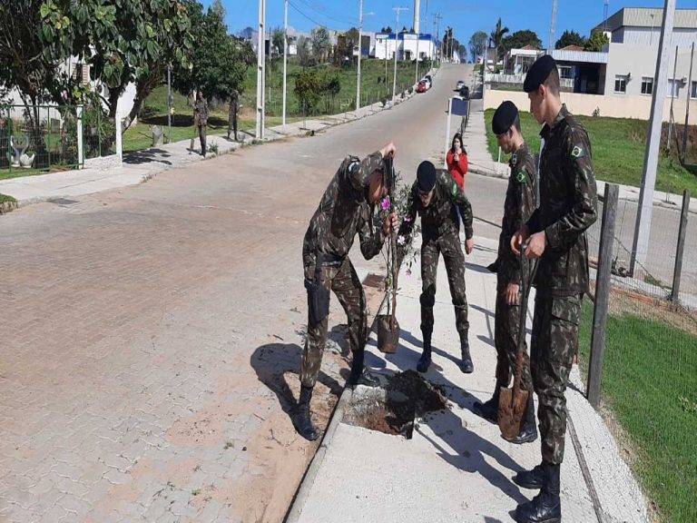 Brigada realiza plantio de 200 mudas de árvores nativas e frutíferas na cidade de Restinga Seca (RS)