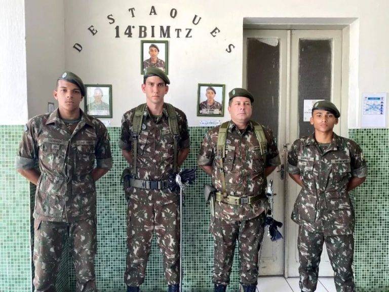 Soldados recebem distinção em Jaboatão dos Guararapes (PE)