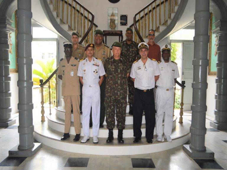 Comitiva da Escola Superior de Guerra visita a 6ª Região Militar