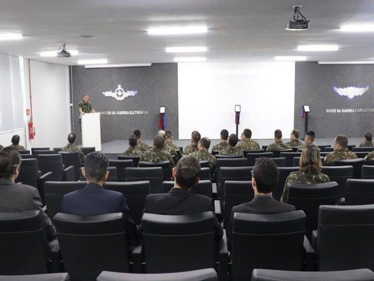 Centro de Instrução de Guerra Eletrônica realiza cerimônia de encerramento dos Estágios para Oficiais e Sargentos