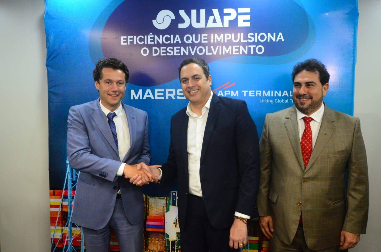 martijn-van-dongen-with-governor-of-pernambuco-paulo-cmara-and-director-presidente-of-suapes-industr