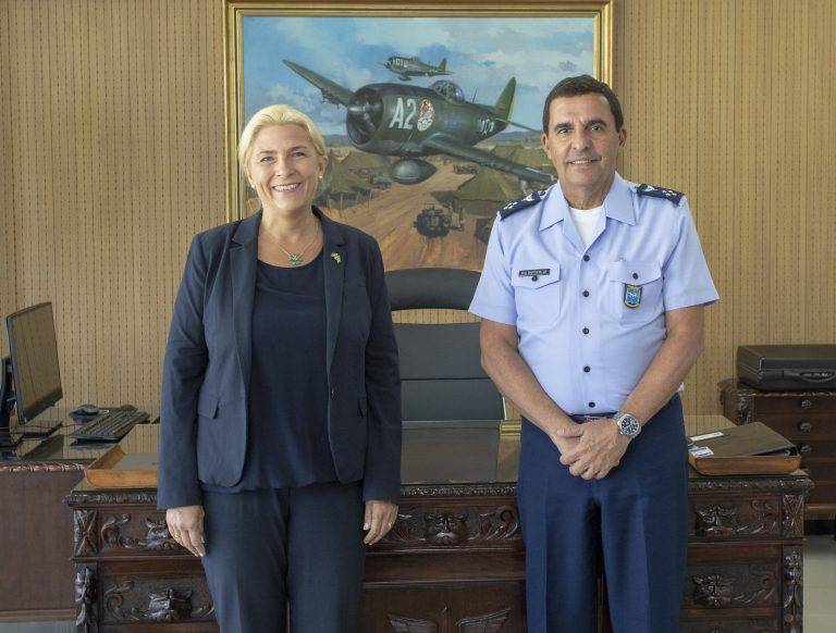Comandante da Aeronáutica recebe Embaixadora da Suécia