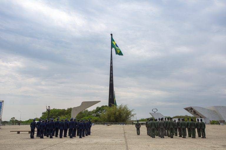 Solenidade de substituição da Bandeira homenageia Aviadores e a Força Aérea Brasileira