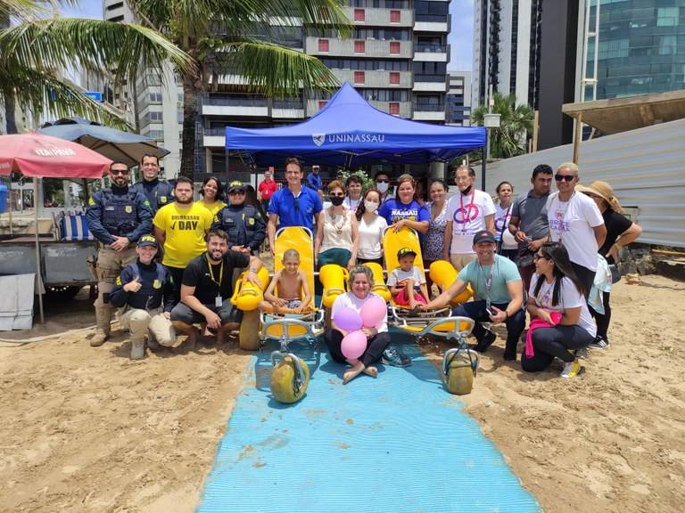 PRF escolta crianças em tratamento contra o câncer até a praia de Boa Viagem para conhecerem o mar