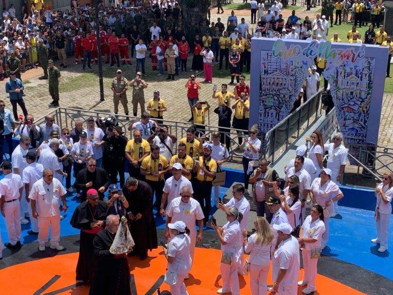 Marinha coordena romaria fluvial na festa do Círio de Nazaré, no Pará
