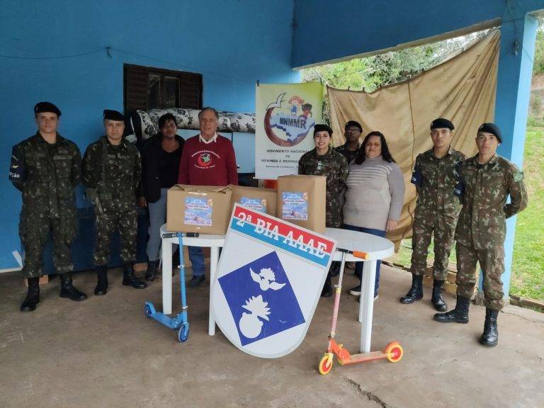 Bateria entrega 130 brinquedos na Semana das Crianças