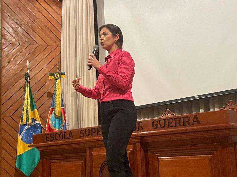 Professora do CEP/FDC ministra palestra na ESG