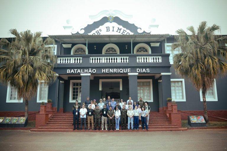 Estudantes e jornalistas conhecem o blindado Guarani em Campinas
