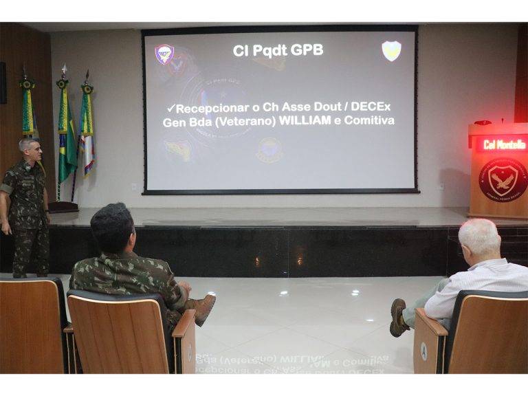 Centro de Instrução Pára-quedista recebe comitiva do Departamento de Educação e Cultura do Exército (DECEx)
