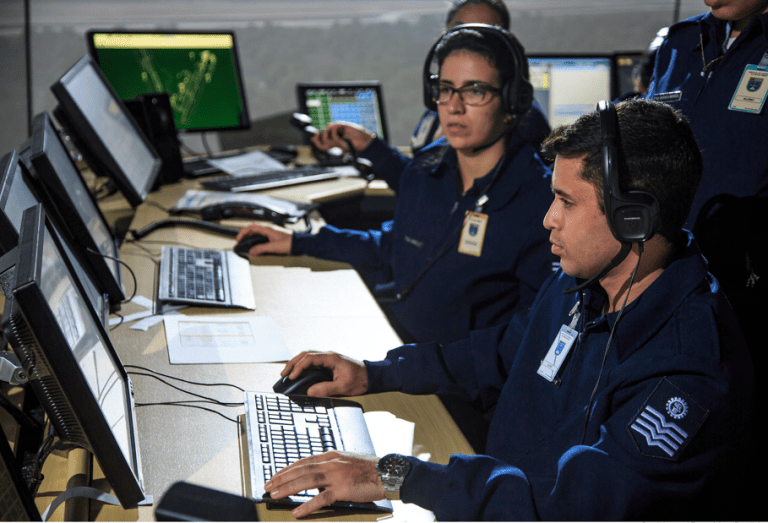 Entenda como é o trabalho do Controlador de Tráfego Aéreo