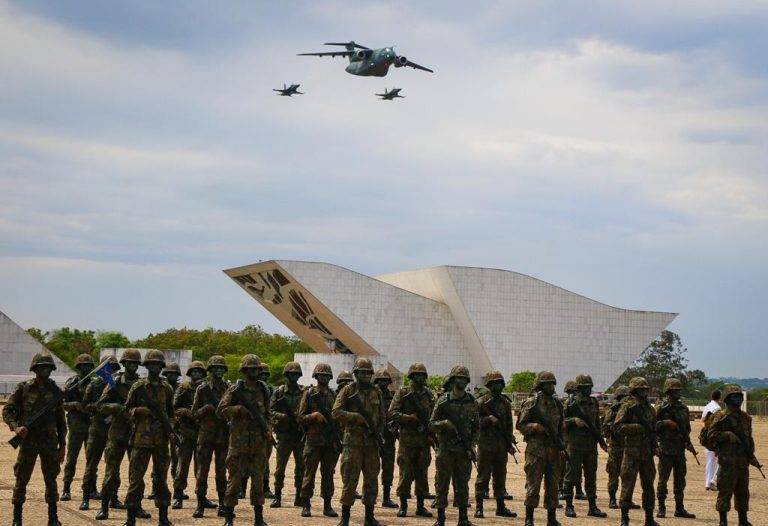 Sobrevoo de aeronaves marca cerimônia da troca da Bandeira na Capital Federal