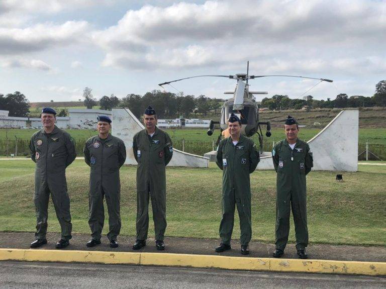 Oficiais-Generais da FAB visitam Comando de Aviação do Exército