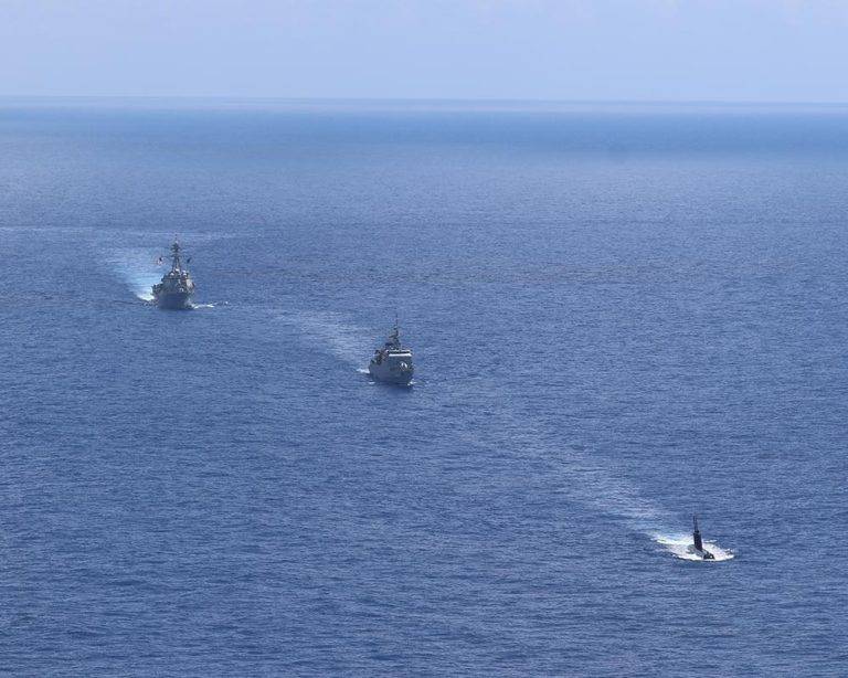 Fragata “União” realiza exercícios com o destróier americano USS Lassen