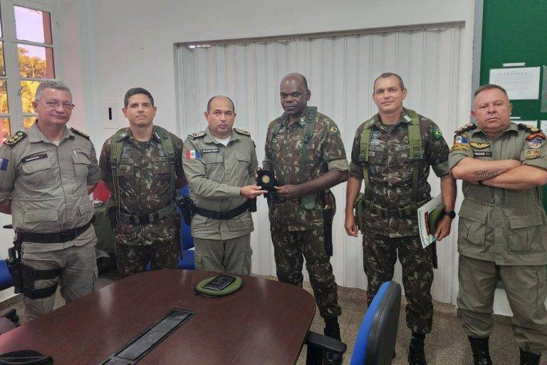 Exército recebe homenagem do comando da Policia Militar de Alagoas
