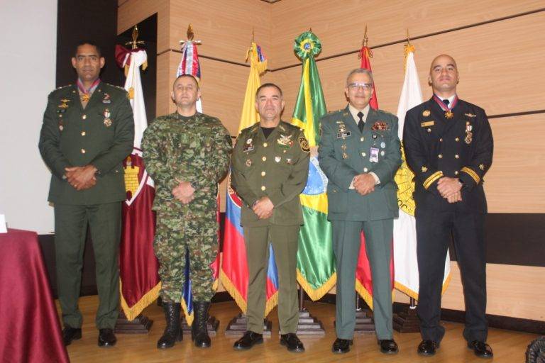Oficiais da Engenharia do Brasil são condecorados com a Medalha da Junta Interamericana de Defesa e do Comando Geral das Forças Armadas da Colômbia