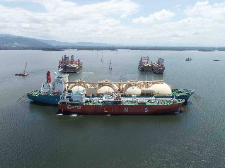 Porto de Itaguaí realiza 1ª operação de transferência de gás entre navios atracados a contrabordo