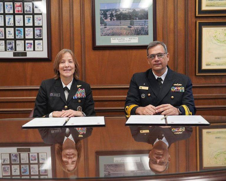 Escola de Guerra Naval e Naval War College assinam Termo de Colaboração