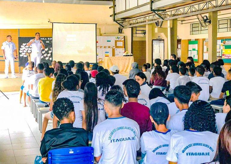 Marinha promove palestras sobre as formas de ingresso na Força, em Itaguajé (PR)