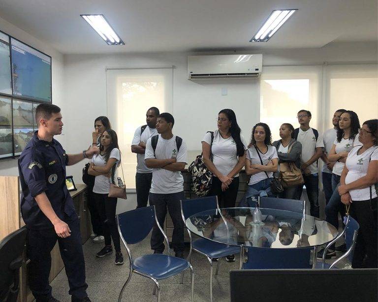 Capitania dos Portos do Espírito Santo recebe visita de futuros trabalhadores portuários