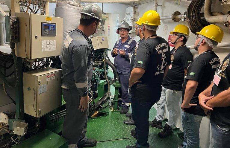Marinha realiza aulas práticas para alunos do Curso de Formação de Aquaviários em Vitória (ES)