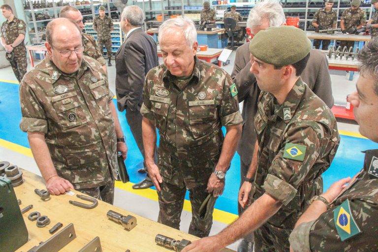 Arsenal de Guerra de São Paulo apresenta sua capacidade industrial a oficiais-generais