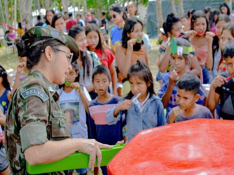Batalhão de Selva apoia ação social com crianças indígenas no Amazonas