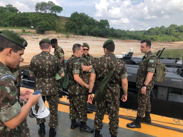 Centro de Embarcações recebe visita da Escola de Aperfeiçoamento de Oficiais