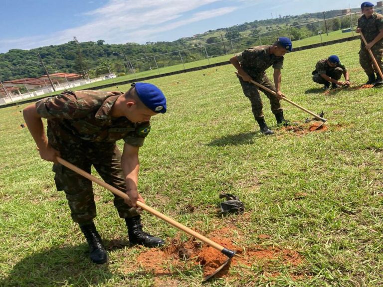 Militares da Aviação do Exército e civis fazem plantio de mais de 400 árvores em Taubaté (SP)