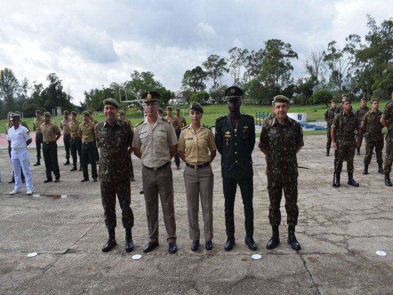 Escola de Artilharia de Costa e Antiaérea realiza solenidade por término de seus Cursos
