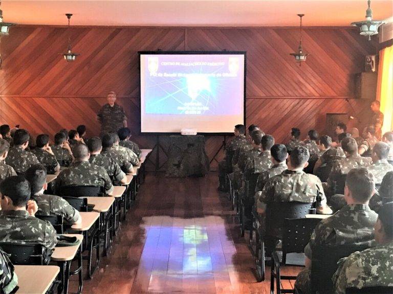 Centro de Avaliações do Exército recebe visita de instrução da Escola de Aperfeiçoamento de Oficiais