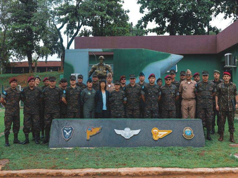 Escola de Comando e Estado-Maior do Exército da Guatemala visita Brigada de Infantaria Pára-quedista