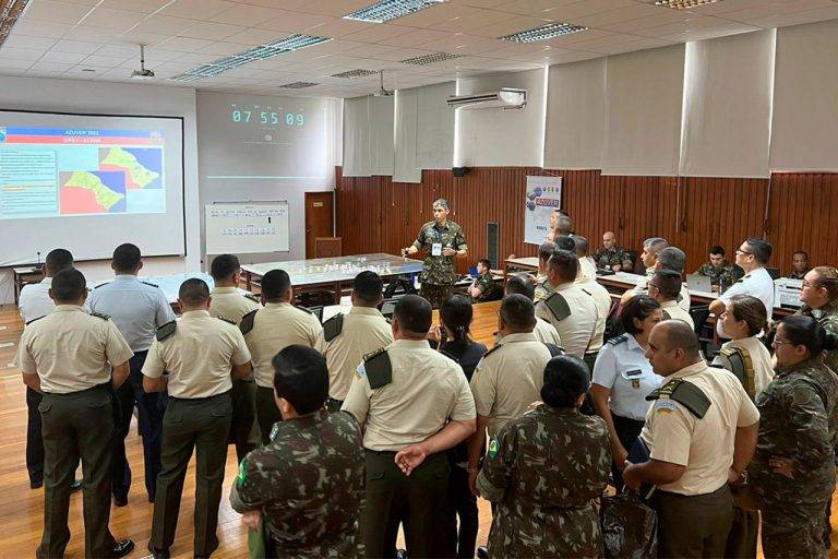 Comando de Operações Terrestres apoia a Escola de Comando e Estado-Maior do Exército no exercício AZUVER