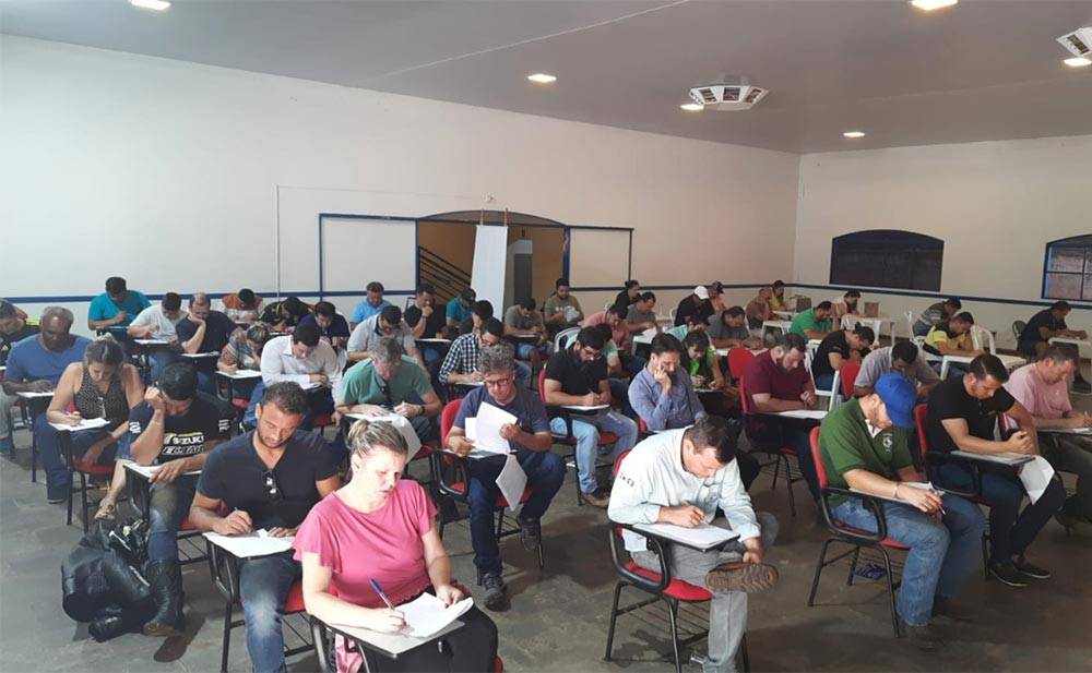 durante-a-acao-178-candidatos-realizaram-prova-teorica-para-emitir-a-carteira-de-habilitacao-de-amador