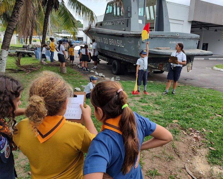 Marinha promove atividade conjunta com Escoteiros do Mar