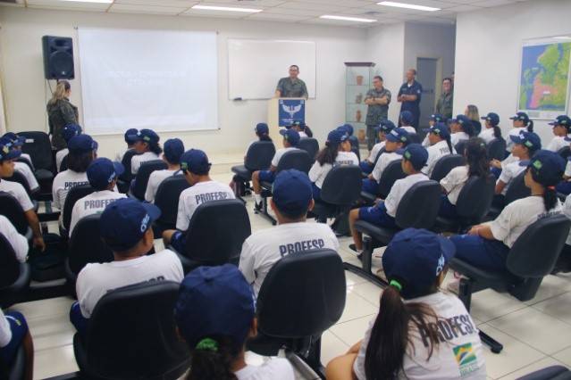 Alunos do PROFESP visitam Destacamento de Controle do Espaço Aéreo de Belém