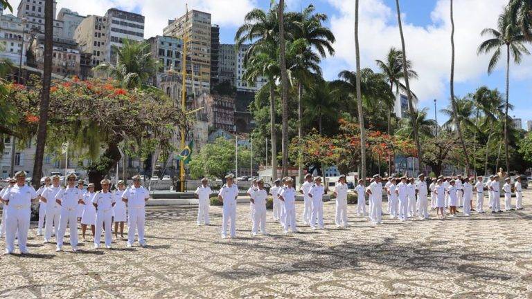 Comando do 2º Distrito Naval realiza aposição floral para relembrar o fim da Grande Guerra