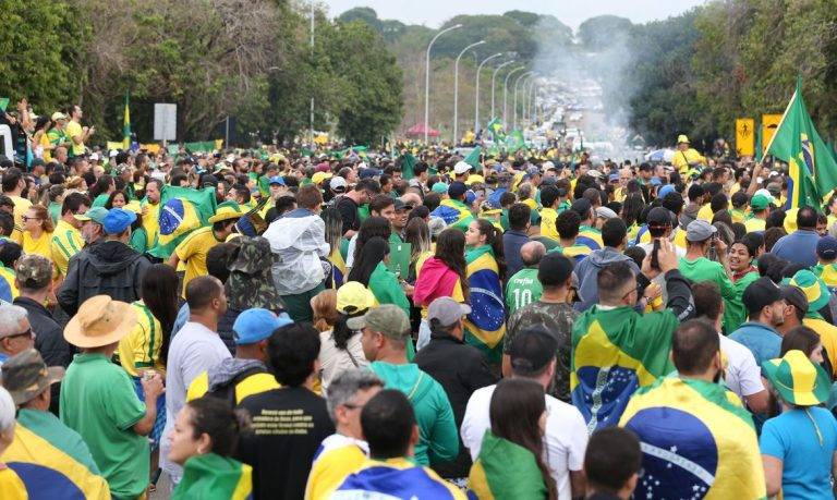 Comandantes das 3 Forças Armadas condenam restrições a direitos de manifestantes