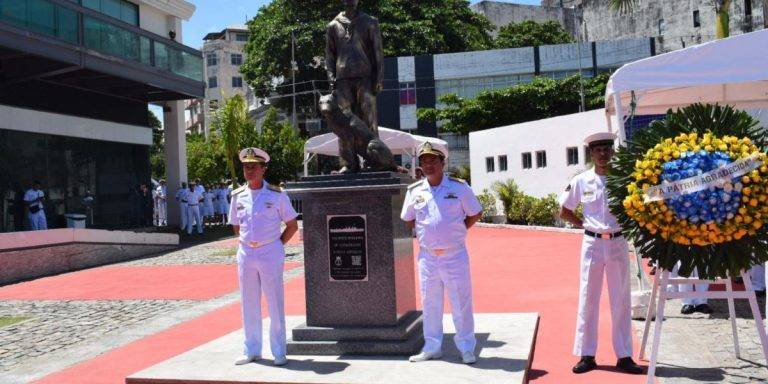 Comandante da Marinha inaugura monumento em homenagem aos mortos no afundamento do Cruzador Bahia em Recife