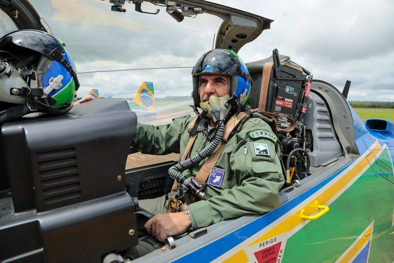 Comandante da FAB realiza pela primeira vez um voo pela Esquadrilha da Fumaça
