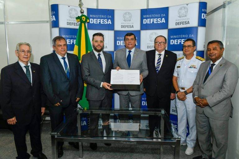 Ministro assina norma que favorece aquisição de produtos da Base Industrial de Defesa