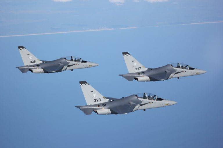 M-346 atinge 100 mil horas comprovadas de voo