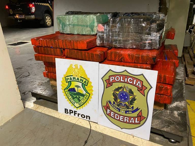 Polícia Federal e BPFron realizam apreensão de embarcação com meia tonelada de maconha e a prisão de dois paraguaios