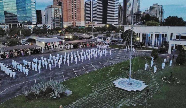 Militares e civis são agraciados em Cerimônia ao Pôr do Sol Alusiva ao Dia do Marinheiro