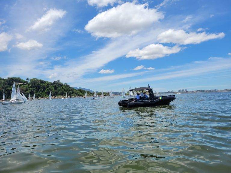 Marinha promove regata comemorativa em homenagem ao Dia do Marinheiro em Vitória (ES)
