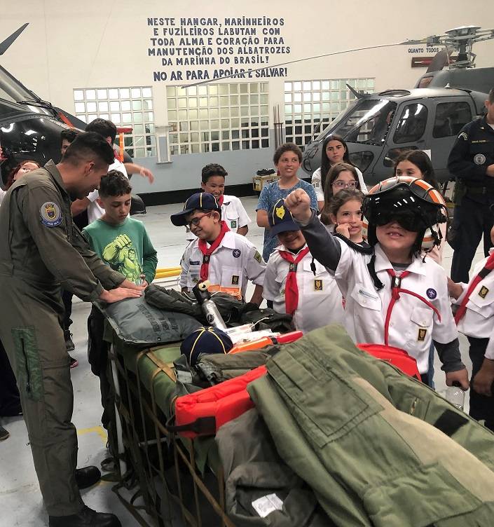 Esquadrão HU-51 recebe a visita dos Escoteiros do Mar Almirante Abreu