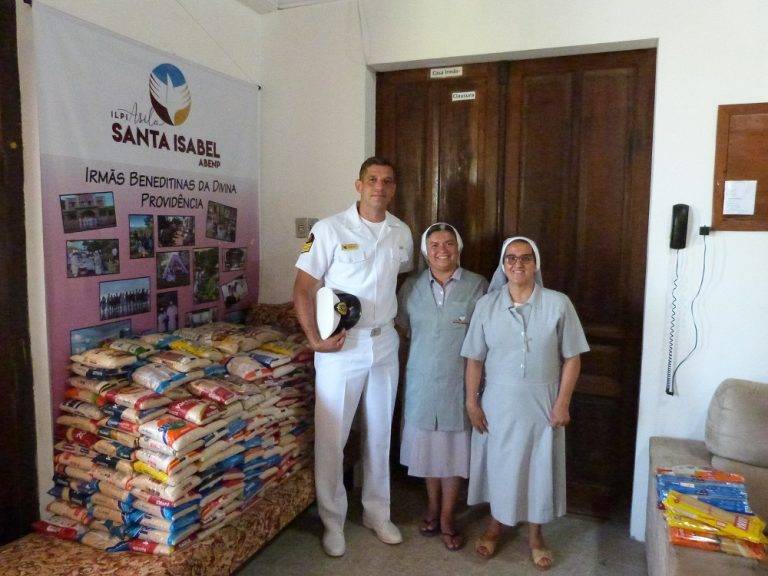 DelLaguna arrecada alimentos para doação durante visitação ao Radiofarol de Santa Marta