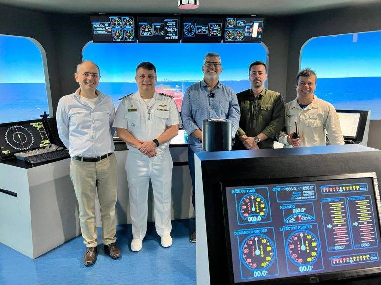 Conselheiros técnicos da Marinha do Brasil acompanham simulações para aumentar a capacidade portuária no ES